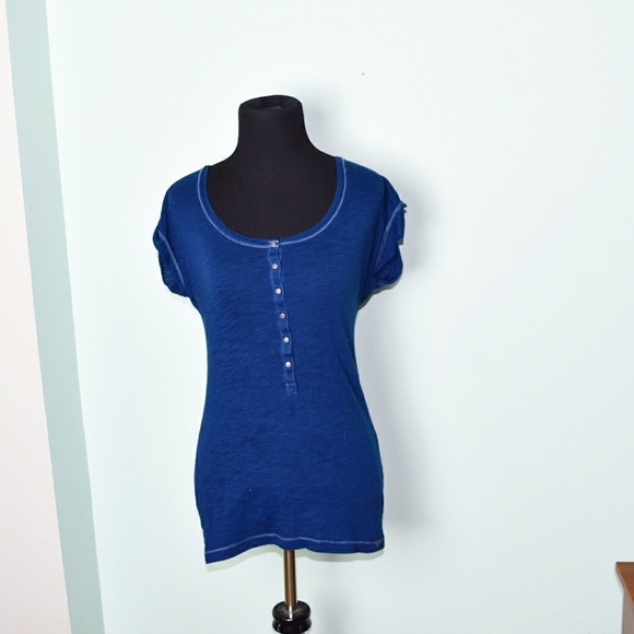 Tops - Adorable Blue Button Neckline Top